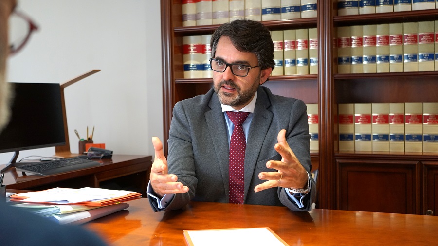 Víctor Riera atendiendo a una clienta en el despacho