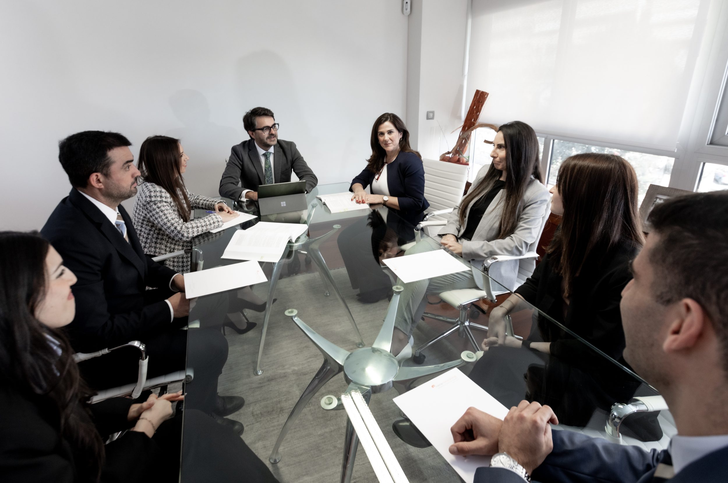 Equipo de Riera Consulting trabajando en su despacho de Alicante